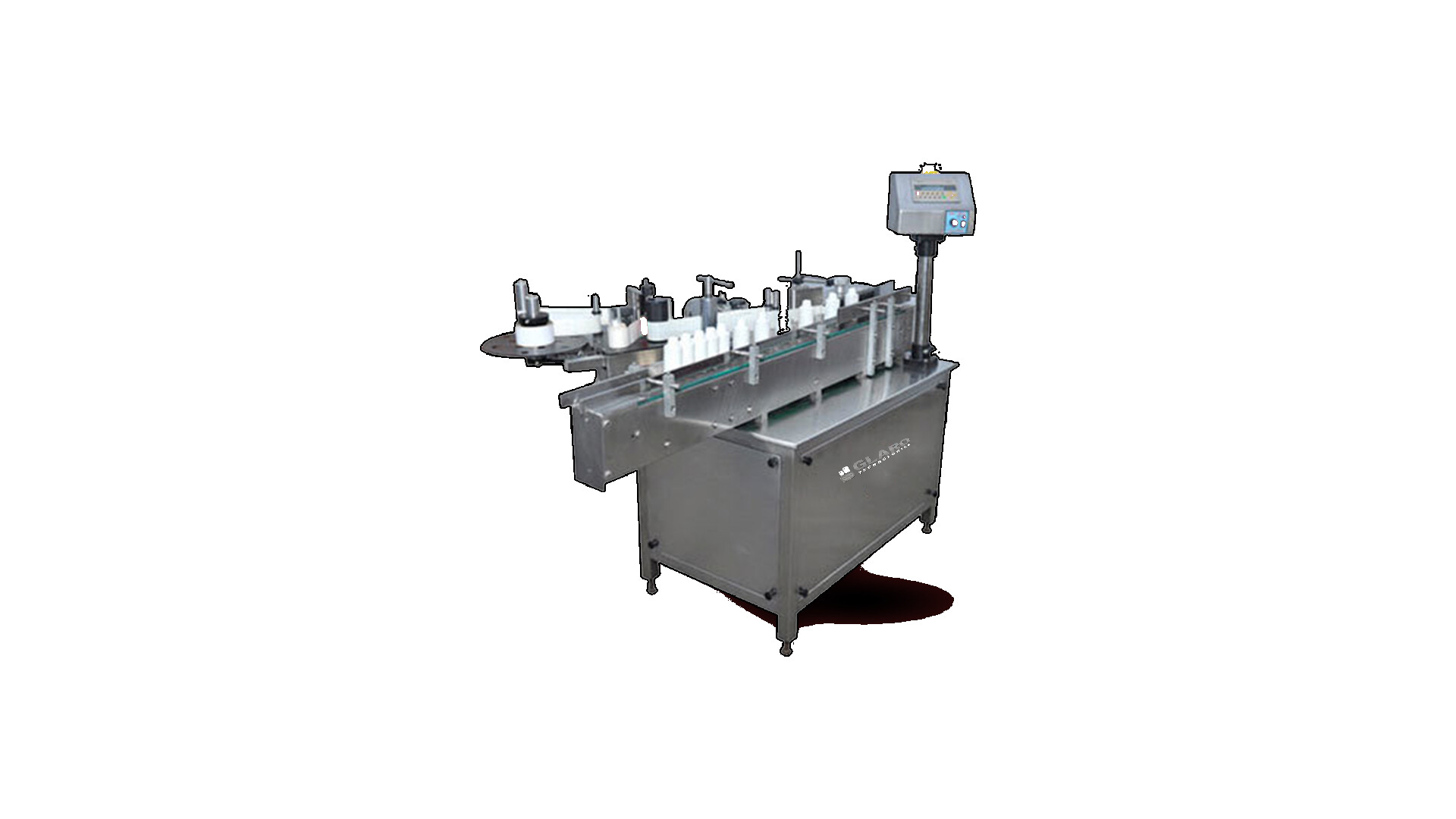 Automated labeling machine applying labels to bottles